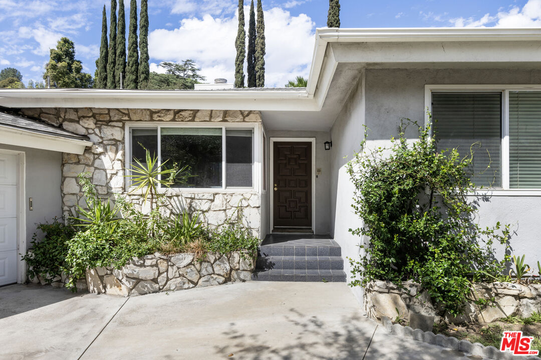 Buy or rent a property | Royal Ridge Rd, Sherman Oaks 91403