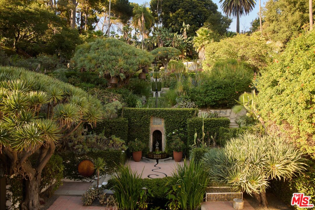 Buy or rent a property | Aberdeen Ave, Los Angeles 90027