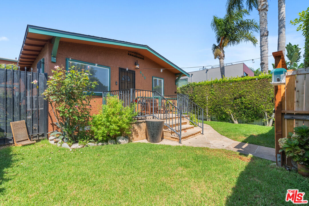 Buy or rent a property | Vernon Ave, Venice 90291