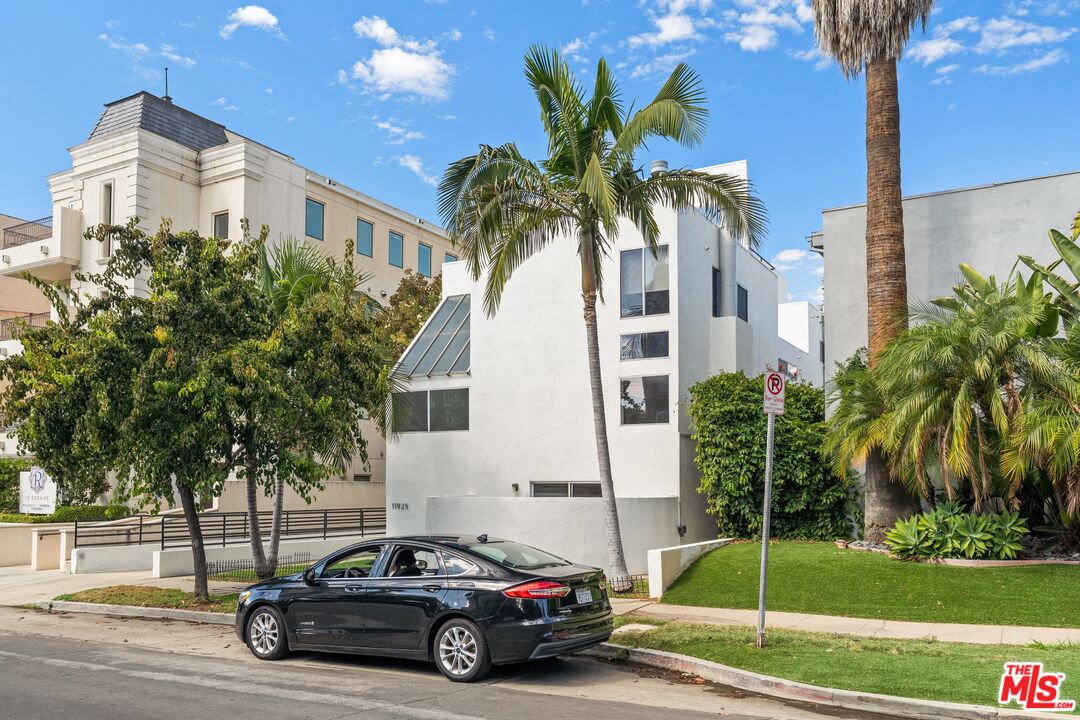 Buy or rent a property | Goshen Ave, Los Angeles 90049