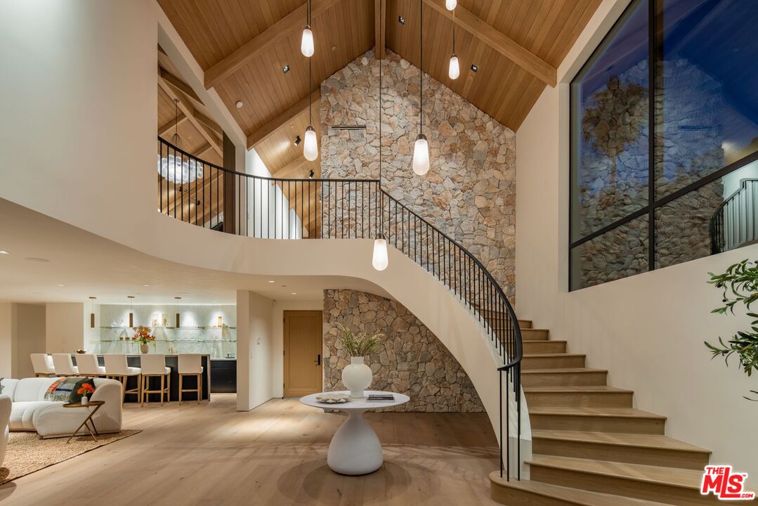 Buy or rent a property | Viewcrest Rd, Studio City 91604