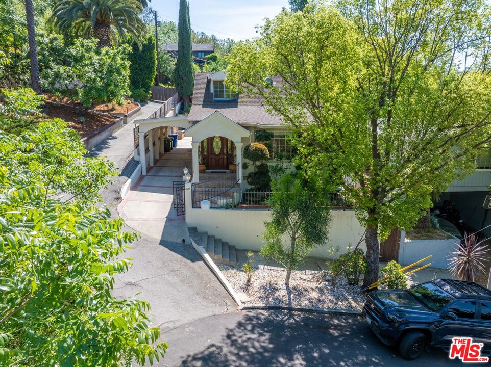 Buy or rent a property | Redfield Ave, Los Angeles 90042