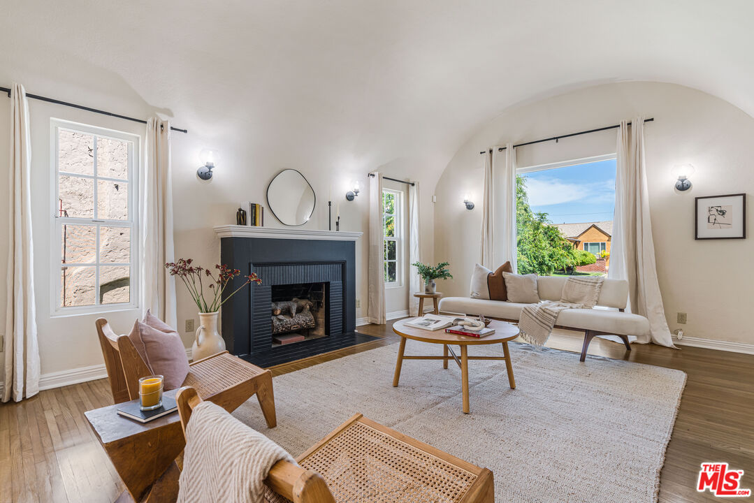 Buy or rent a property | La Salle Ave, Los Angeles 90047
