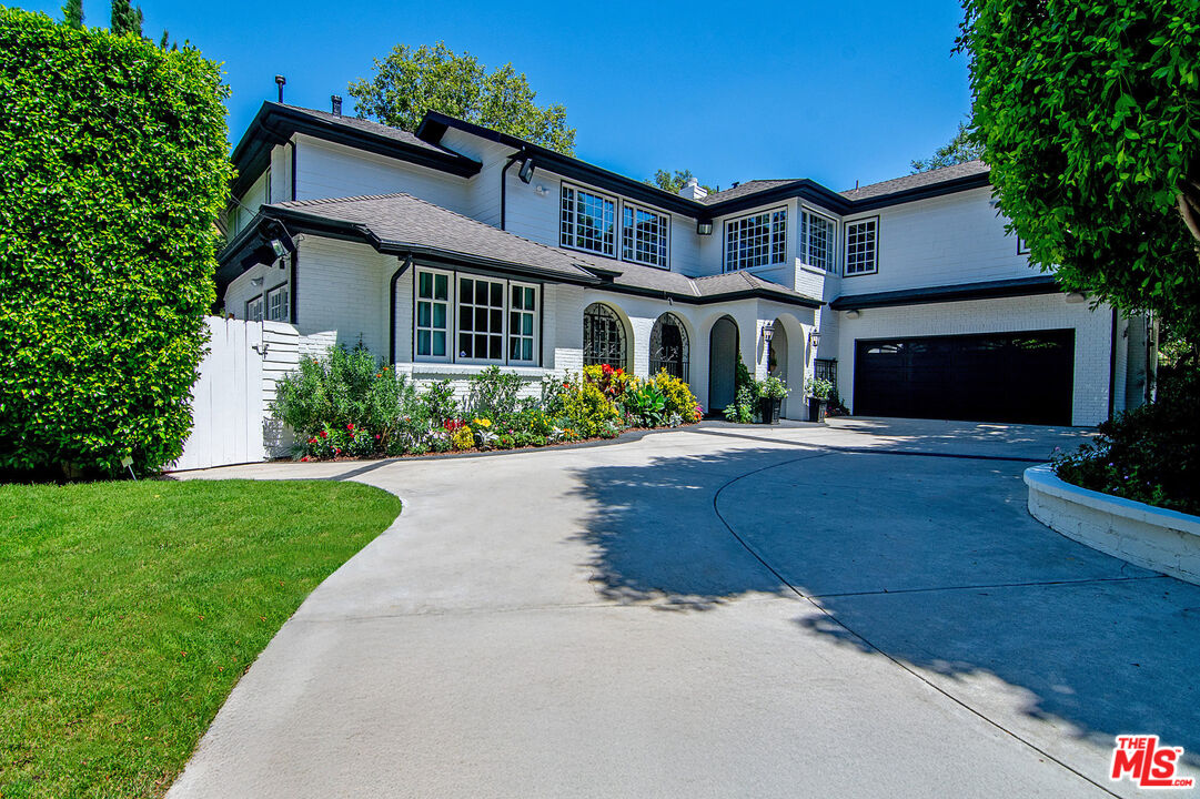 Buy or rent a property | Stone Canyon Ave, Sherman Oaks 91403