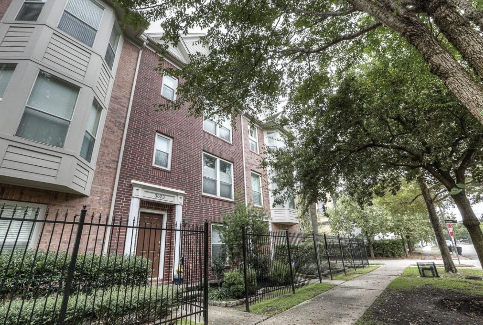 Buy or rent a property | Austin St, Houston 77004