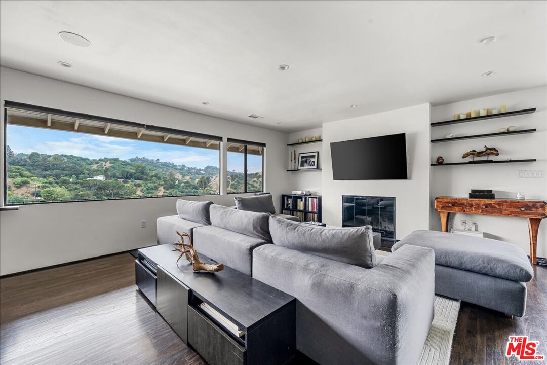 Buy or rent a property | Avenida Del Sol, Studio City 91604