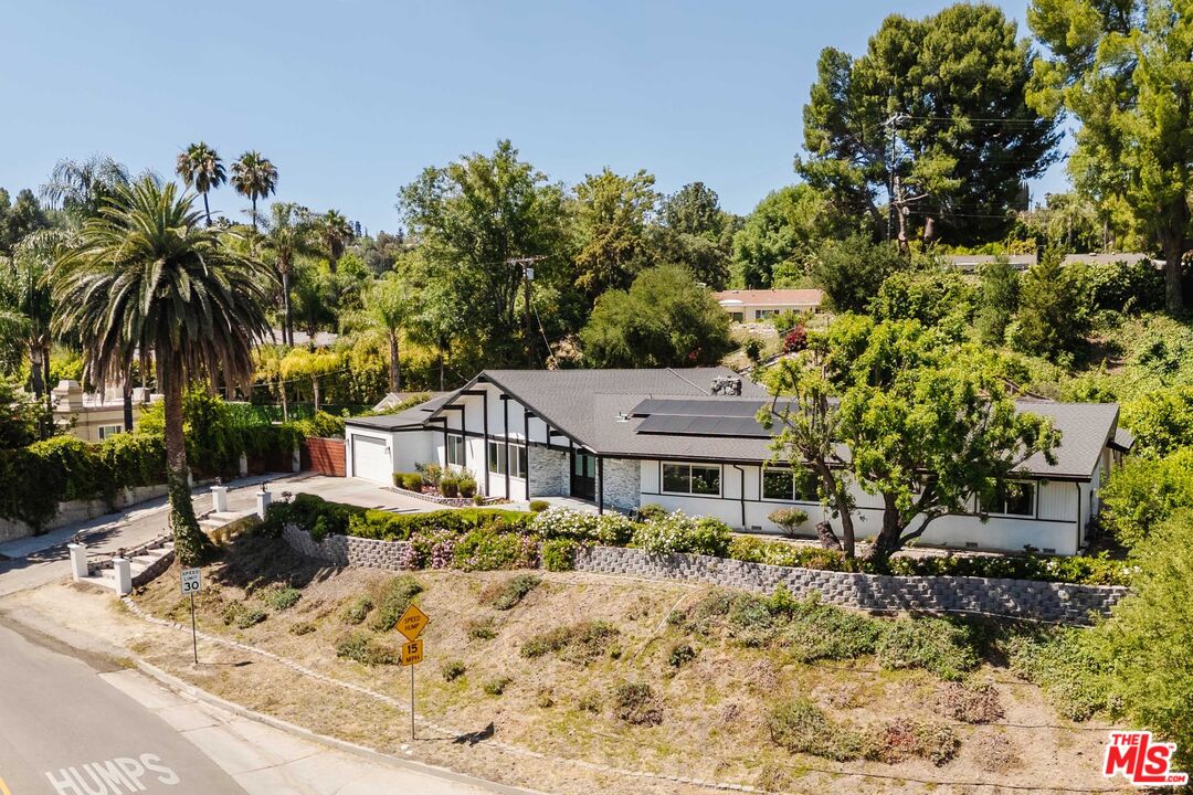 Buy or rent a property | Winnetka Ave, Woodland Hills 91364