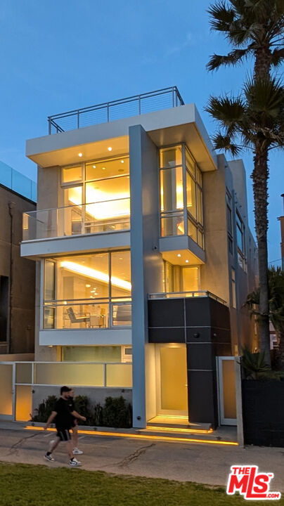 Buy or rent a property | Ocean Front Walk, Venice 90291