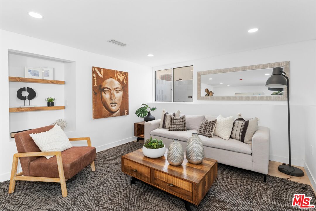 Buy or rent a property | W 60th St, Los Angeles 90043