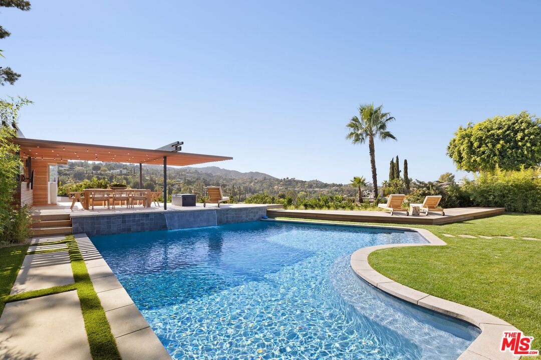 Buy or rent a property | Crownridge Dr, Sherman Oaks 91403