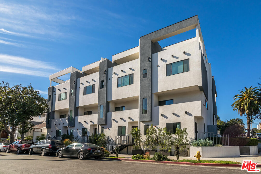 Buy or rent a property | N St Andrews Pl, Los Angeles 90004