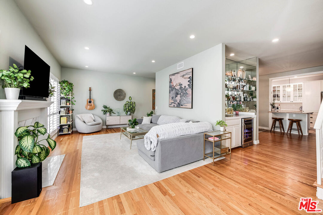 Buy or rent a property | Moorpark Way, Toluca Lake 91602