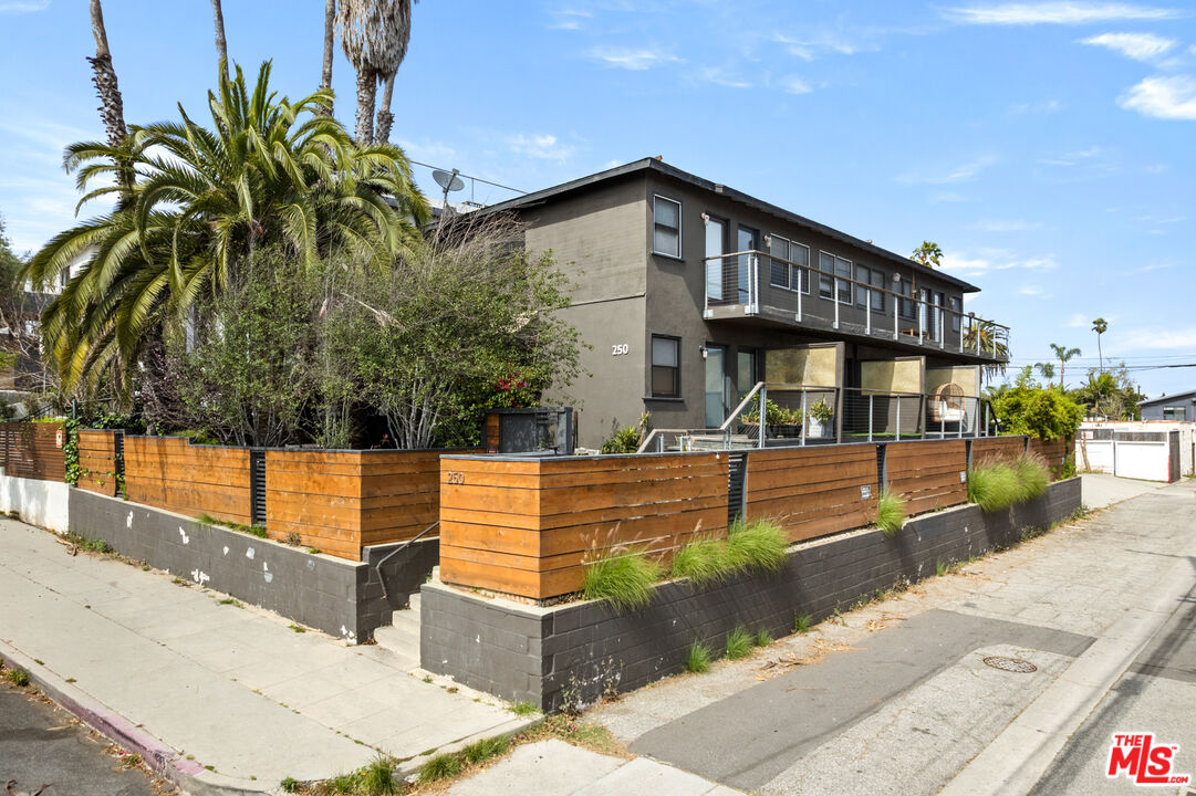 Buy or rent a property | 3rd Ave, Venice 90291